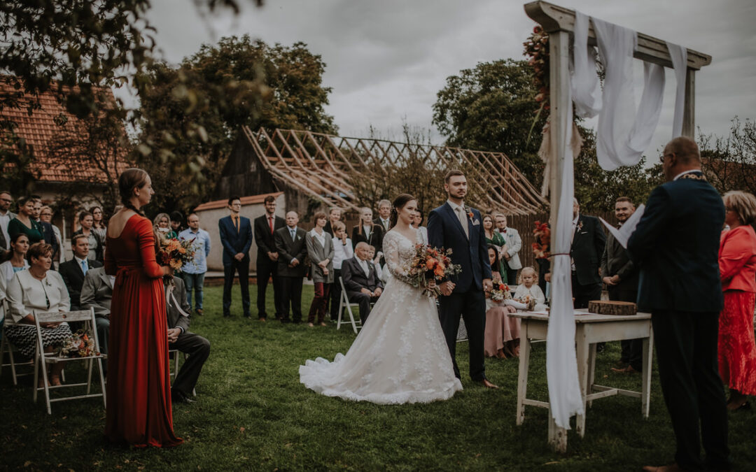 Autumn wedding in Vysočina: A&nbsp;magical celebration at Mohelenský Dvůr