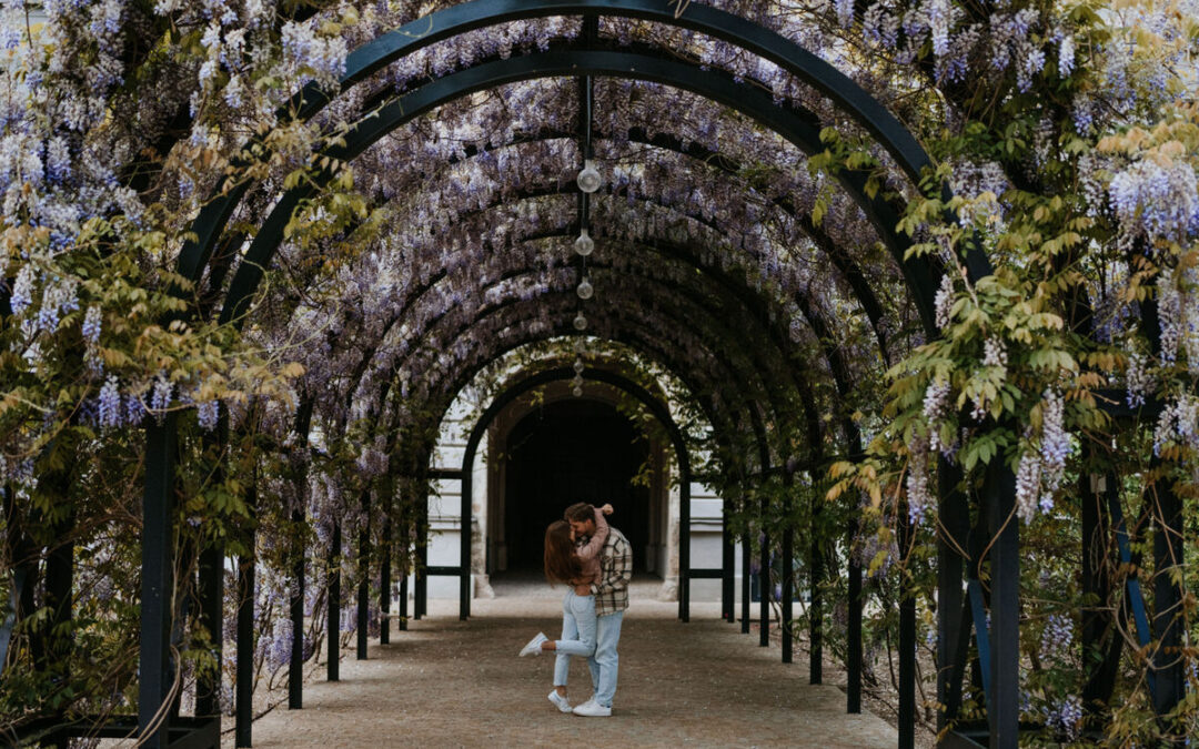Love in Full Bloom: A&nbsp;Dreamy Couple Photoshoot at Vlněna, Brno
