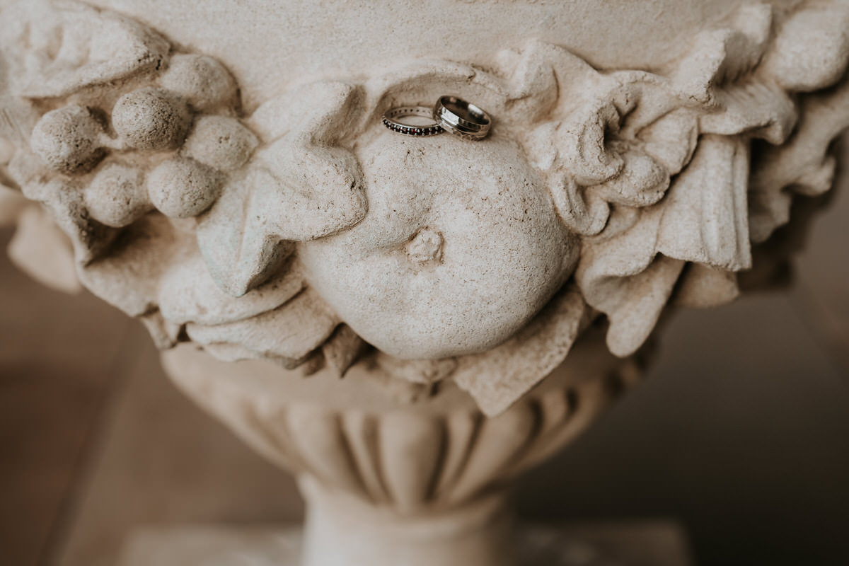 Svatební fotograf Brno - detail snubních prstenů.