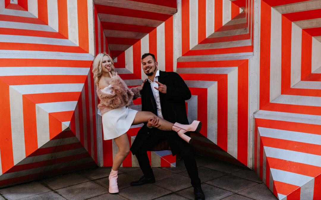 Winter city wedding: Pink fuffy unicorn dancing in&nbsp;Brno