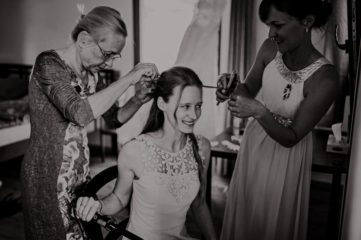 10_resort-chobot-wedding-photographer-monika-chano Resort Chobot - mom and sister are preparing the bride.