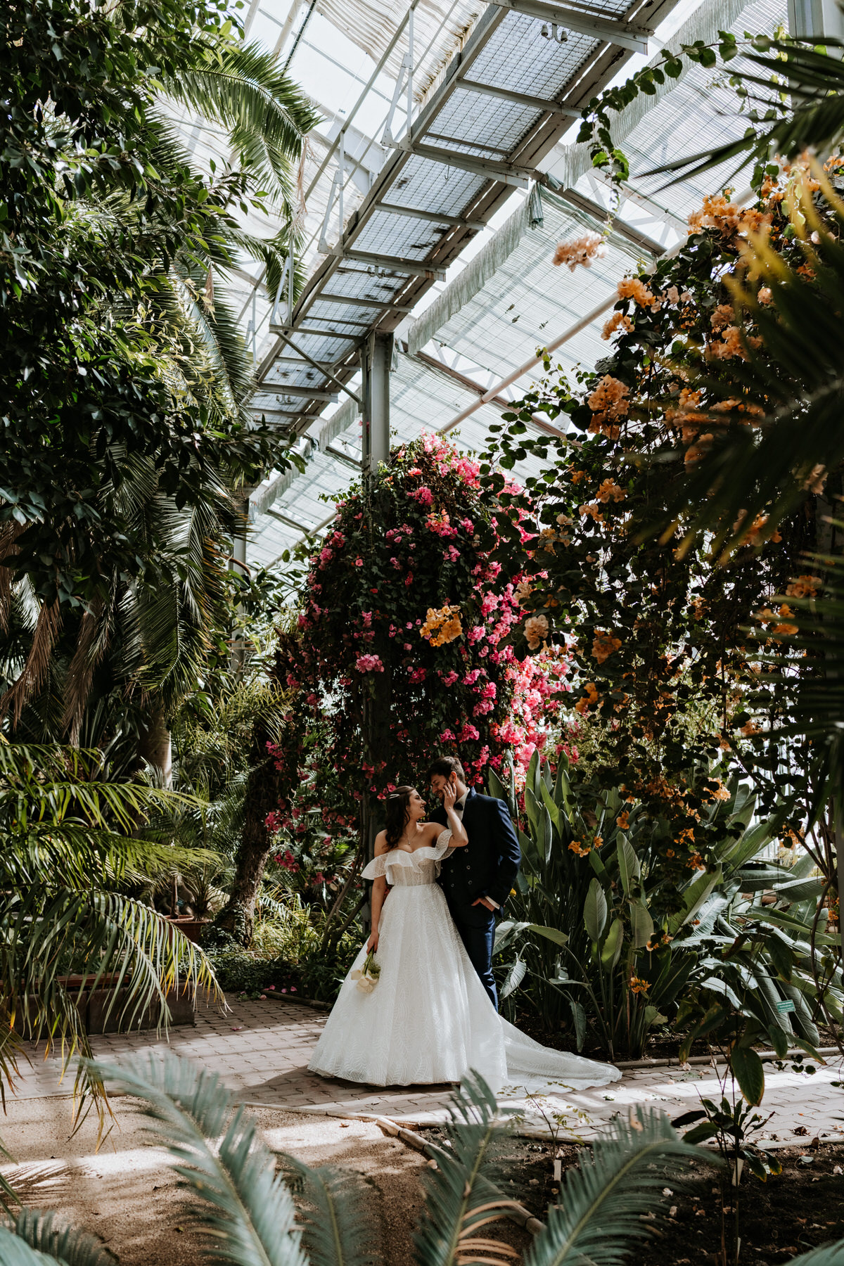 Photo of the newlyweds in the Flora Olomouc greenhouse.