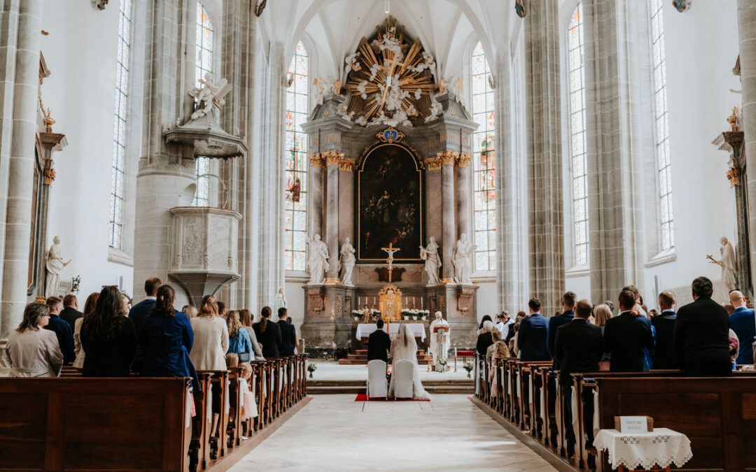 A May church wedding in Doubravník: Sunshine, laughter &&nbsp;love