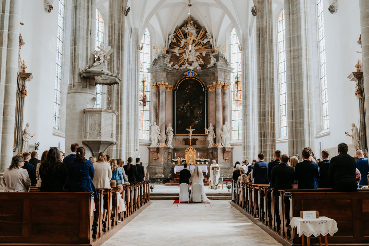 A May church wedding in Doubravník: Sunshine, laughter & love