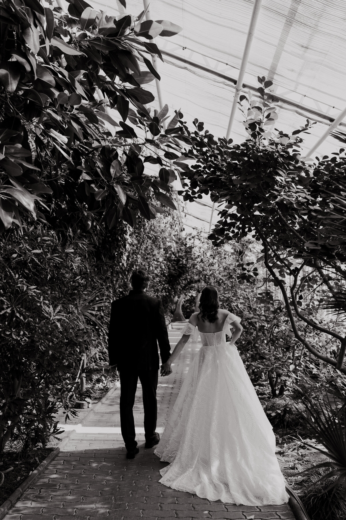 The newlyweds are taking photos at Flora Olomouc.