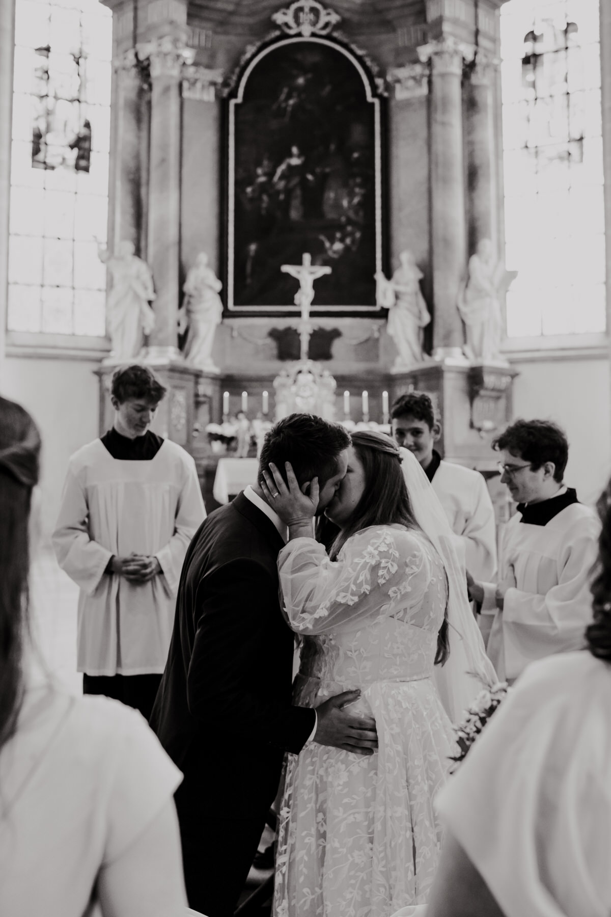 Church ceremony Doubravník - first kiss in marriage.