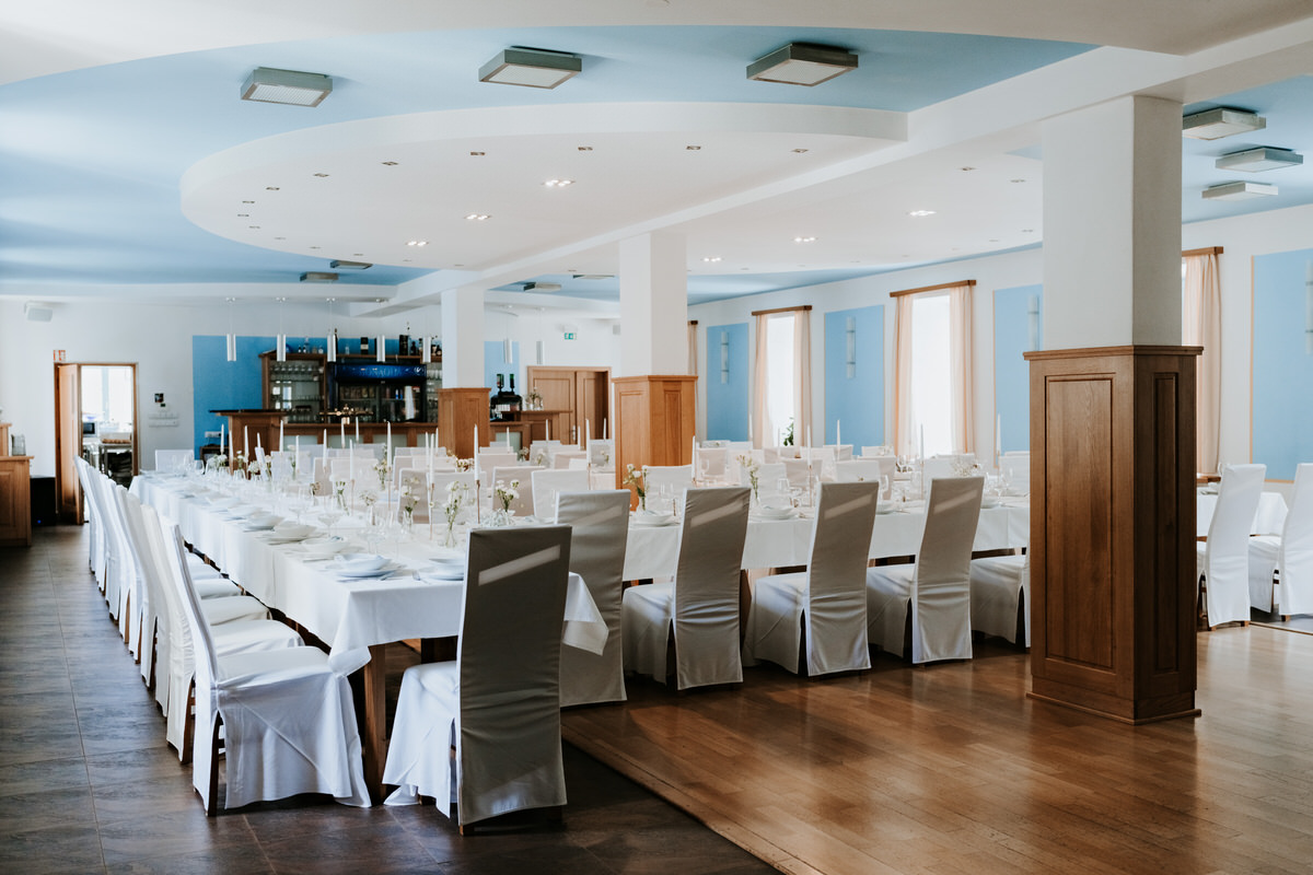 Doubravník - Elegant wedding decoration in a blue and white combination.