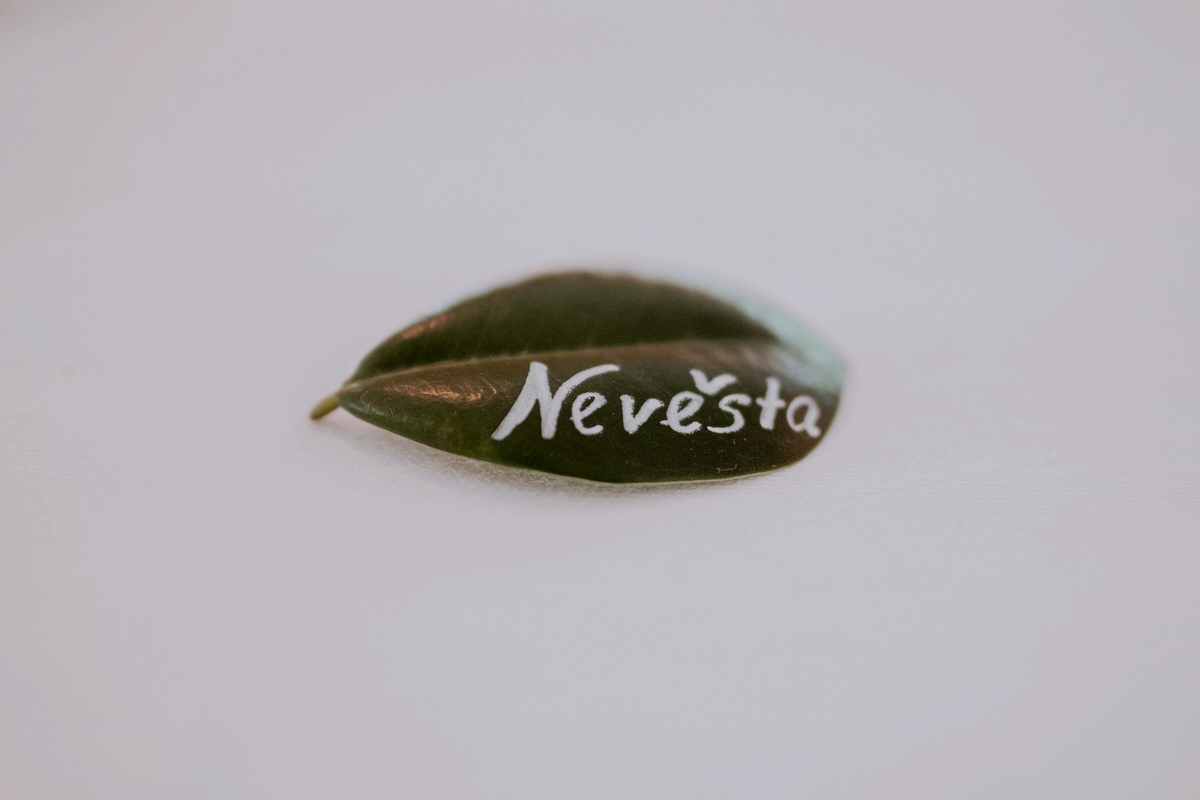 65_resort-chobot-wedding-photographer-monika-chano Wedding name tags made from a leaf.