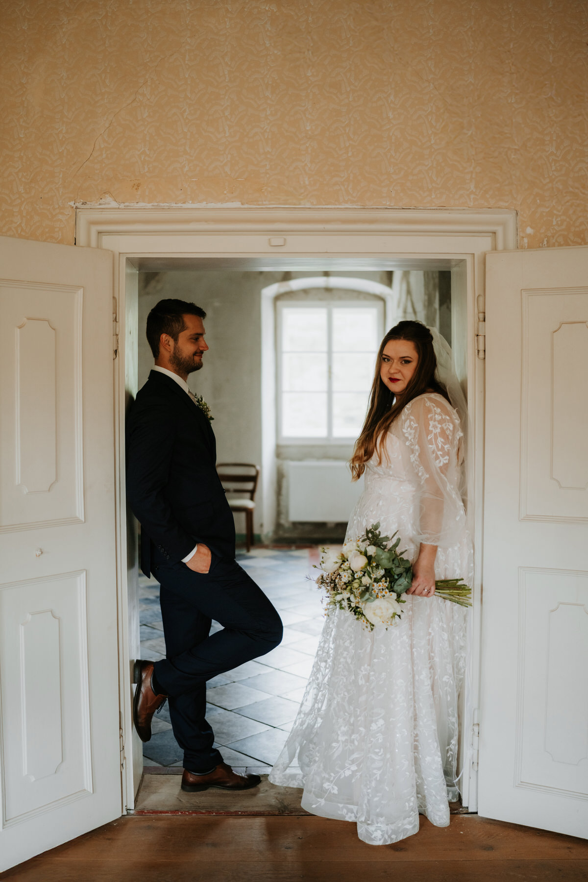 Portrait of the bride and groom in the doorway of the parish Doubranvík.