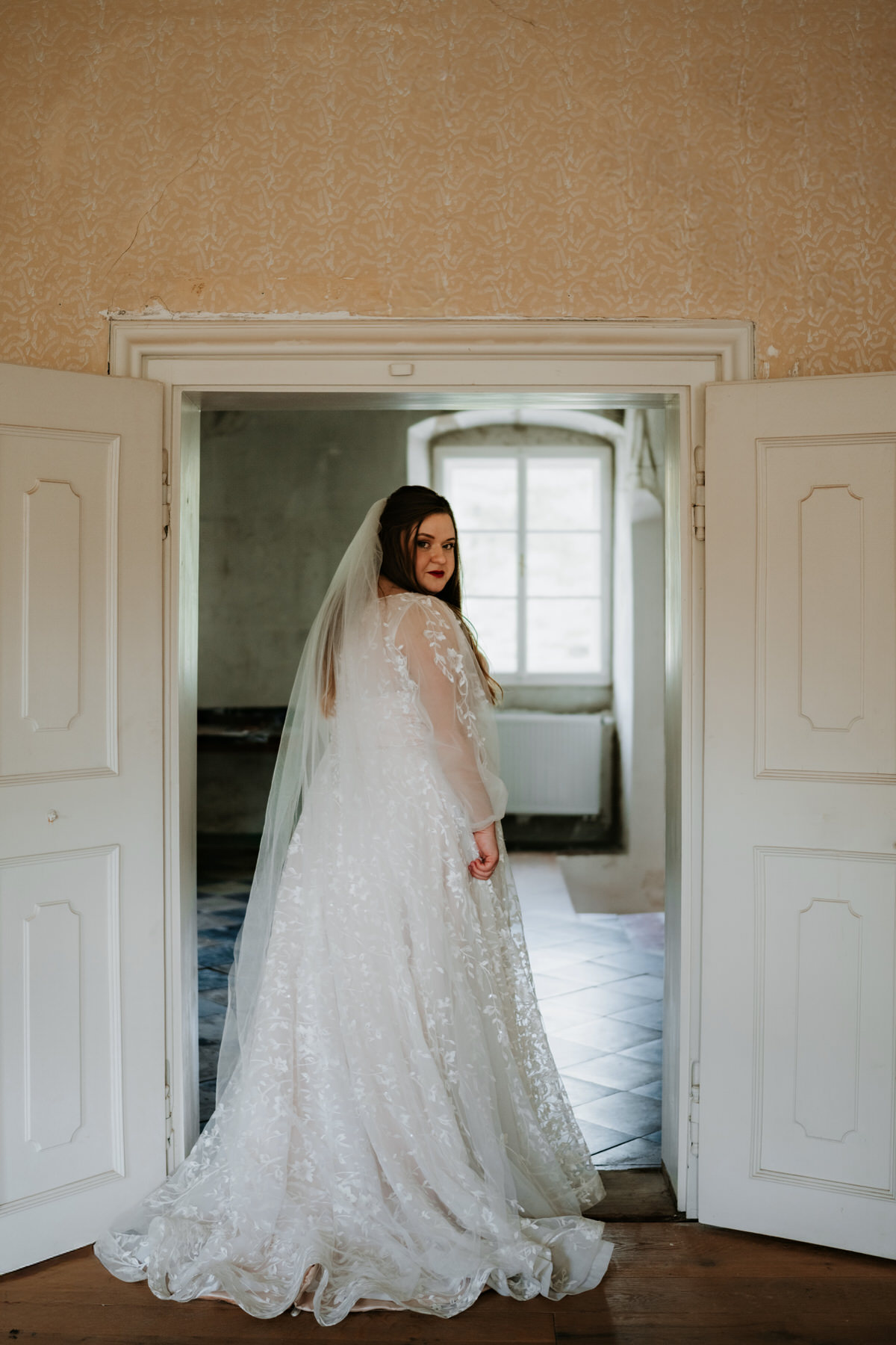Portrait of the bride in the parish.