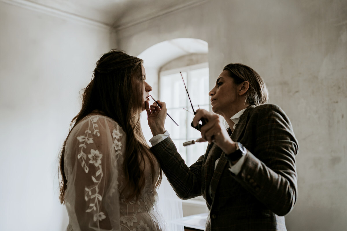 Doubravník - Final touches to the bride's makeup.