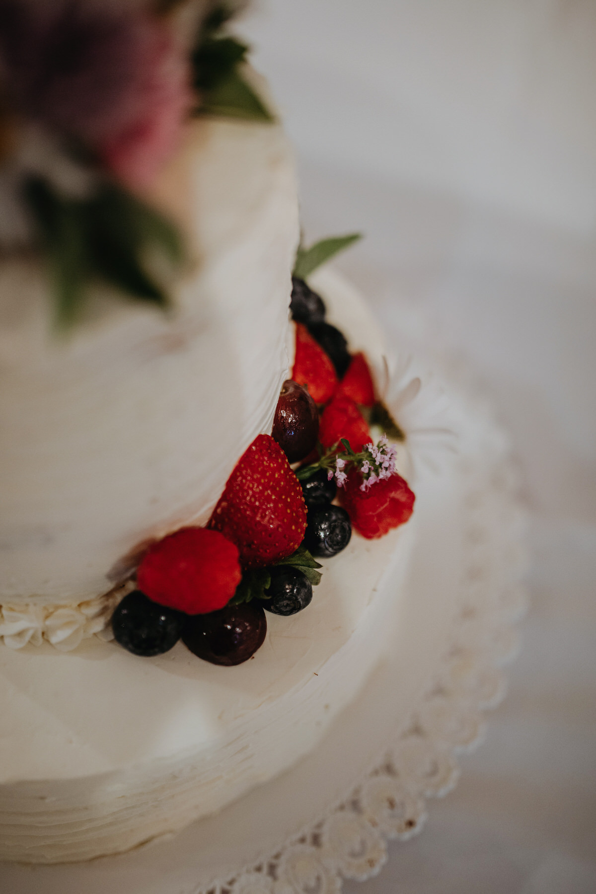 76_resort-chobot-wedding-photographer-monika-chano Fruit wedding cake.