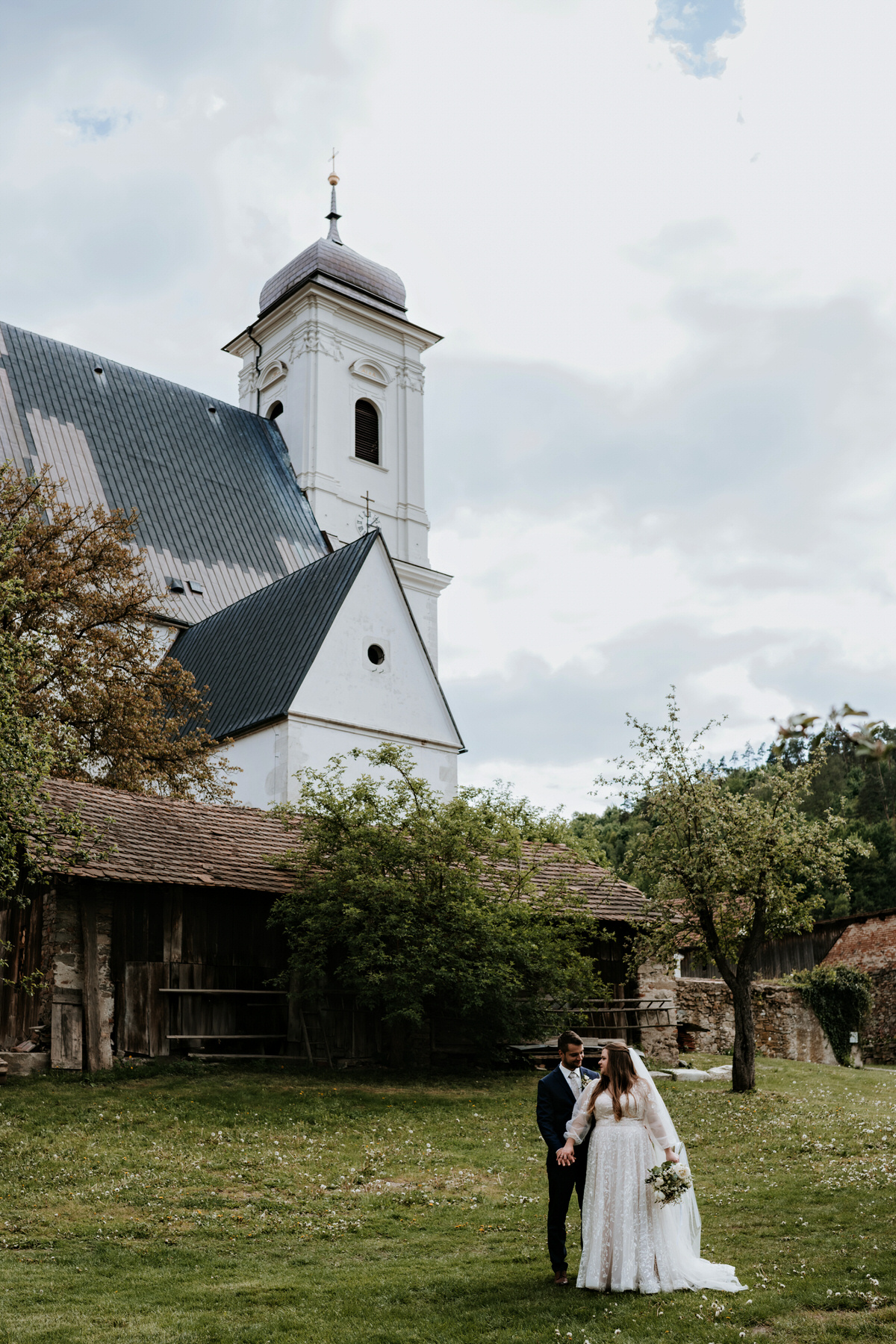 Newlyweds pose in the parish garden Doubravník.