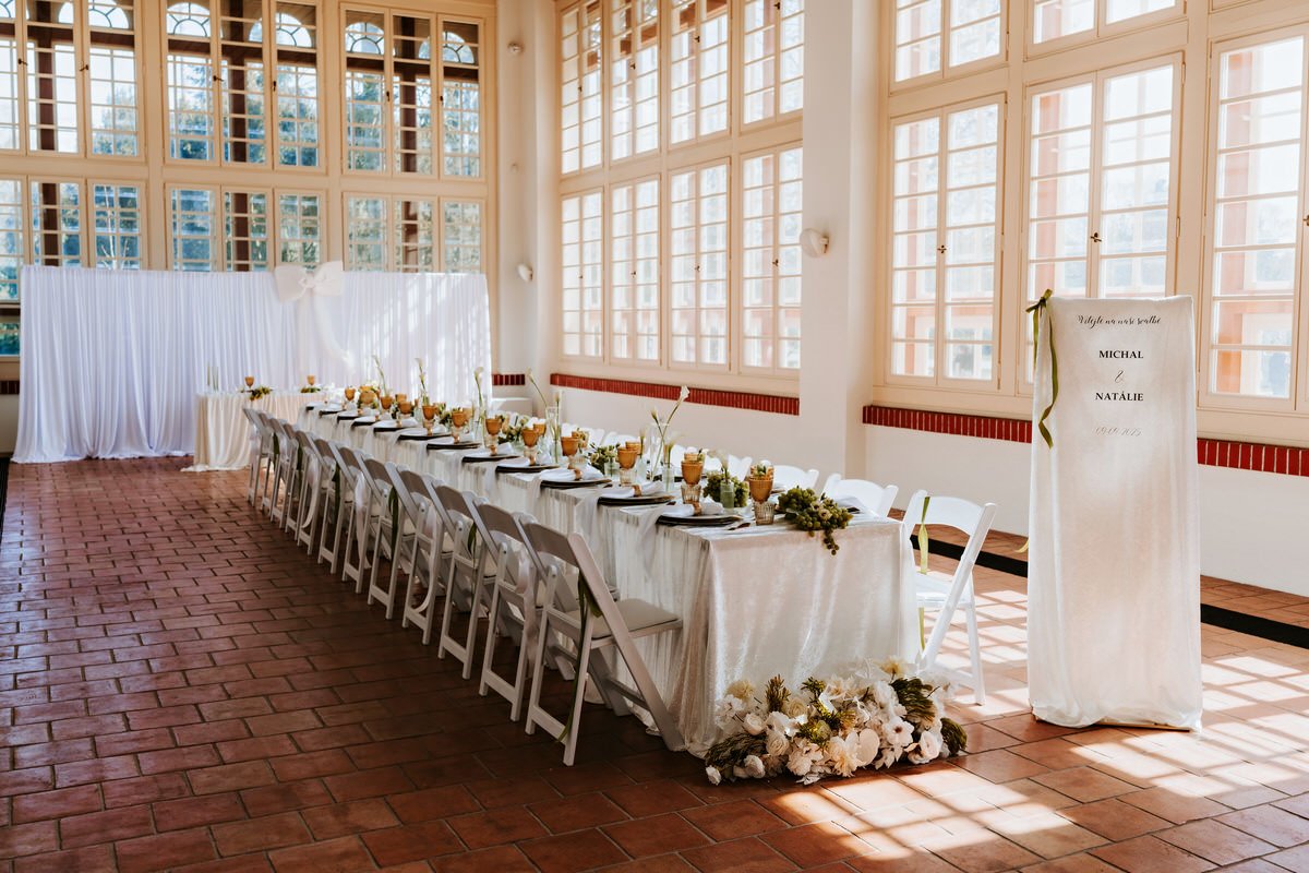 Flora Olomouc - elegant minimalist luxury wedding decoration.