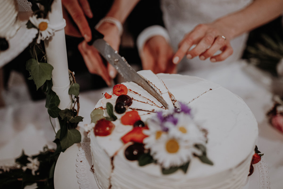 79_resort-chobot-wedding-photographer-monika-chano Detail of the cutting of the wedding cake at Resort Chobot.