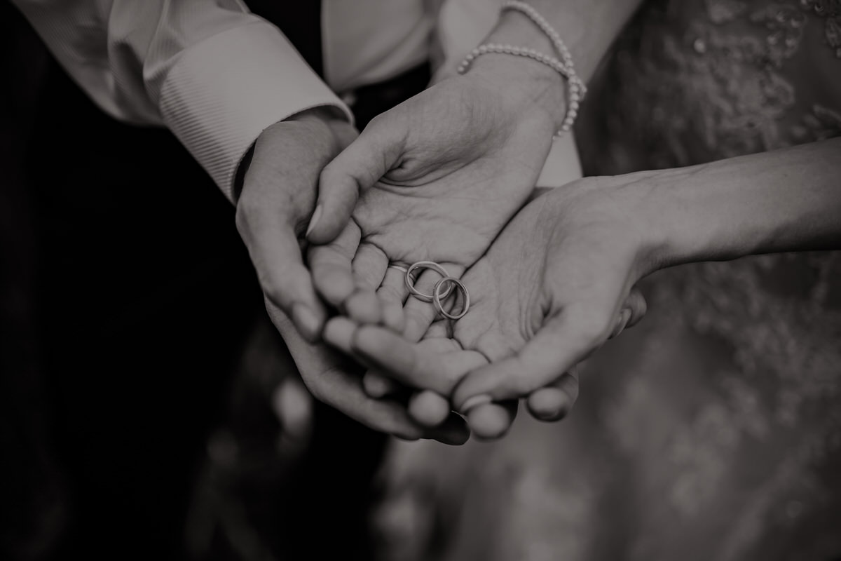 93_resort-chobot-wedding-photographer-monika-chano Detail of wedding rings in the hands of the newlyweds.