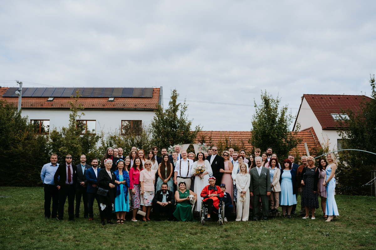 Group wedding photo of everyone.