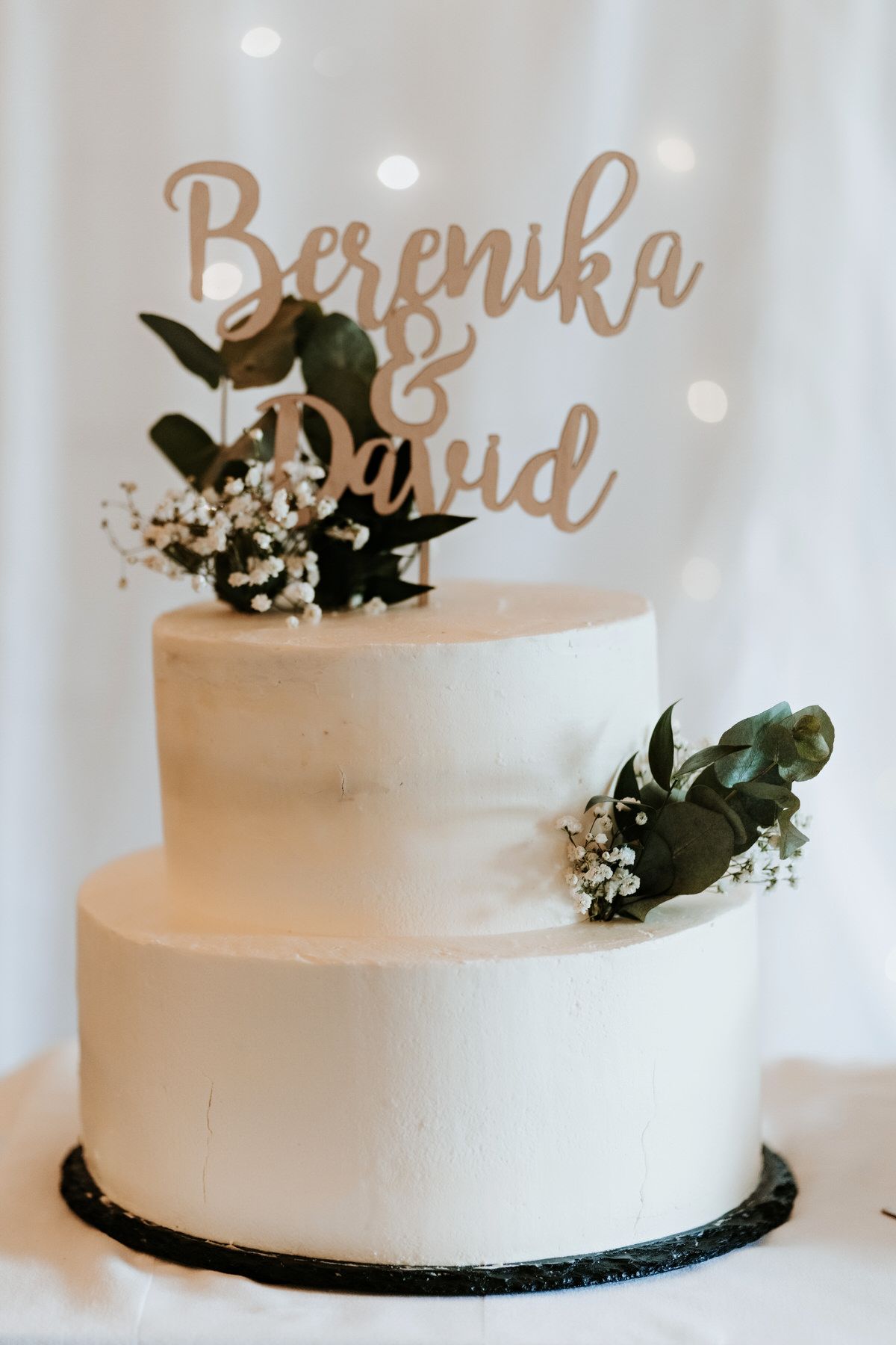 Rustic wedding cake.