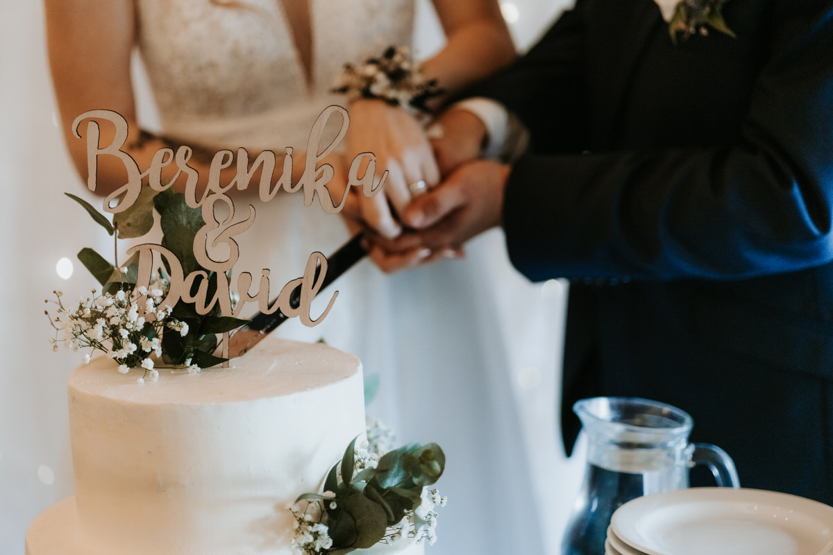 Detail of the wedding cake during its cutting.