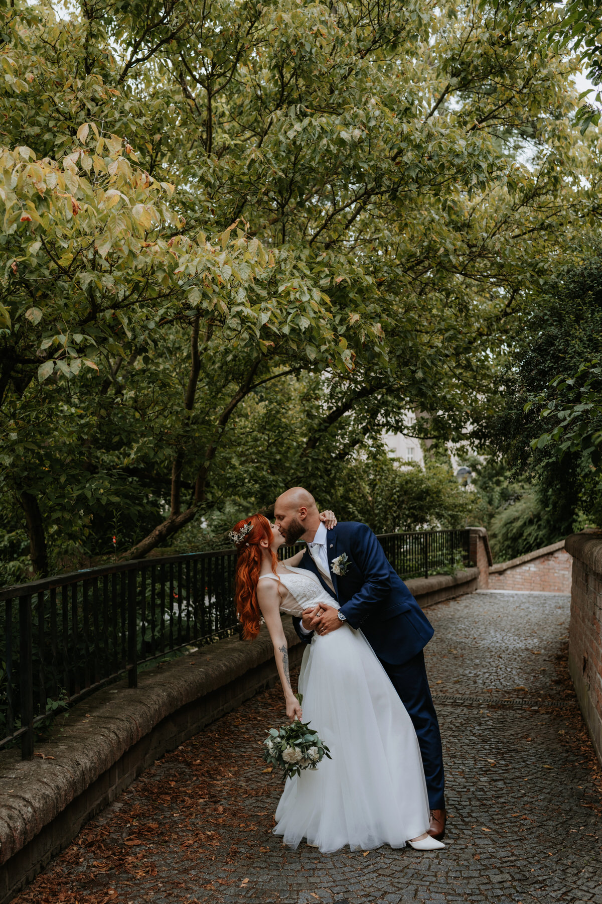 Wedding Hradec Králové, bride and groom kiss during a newlywed photo shoot.