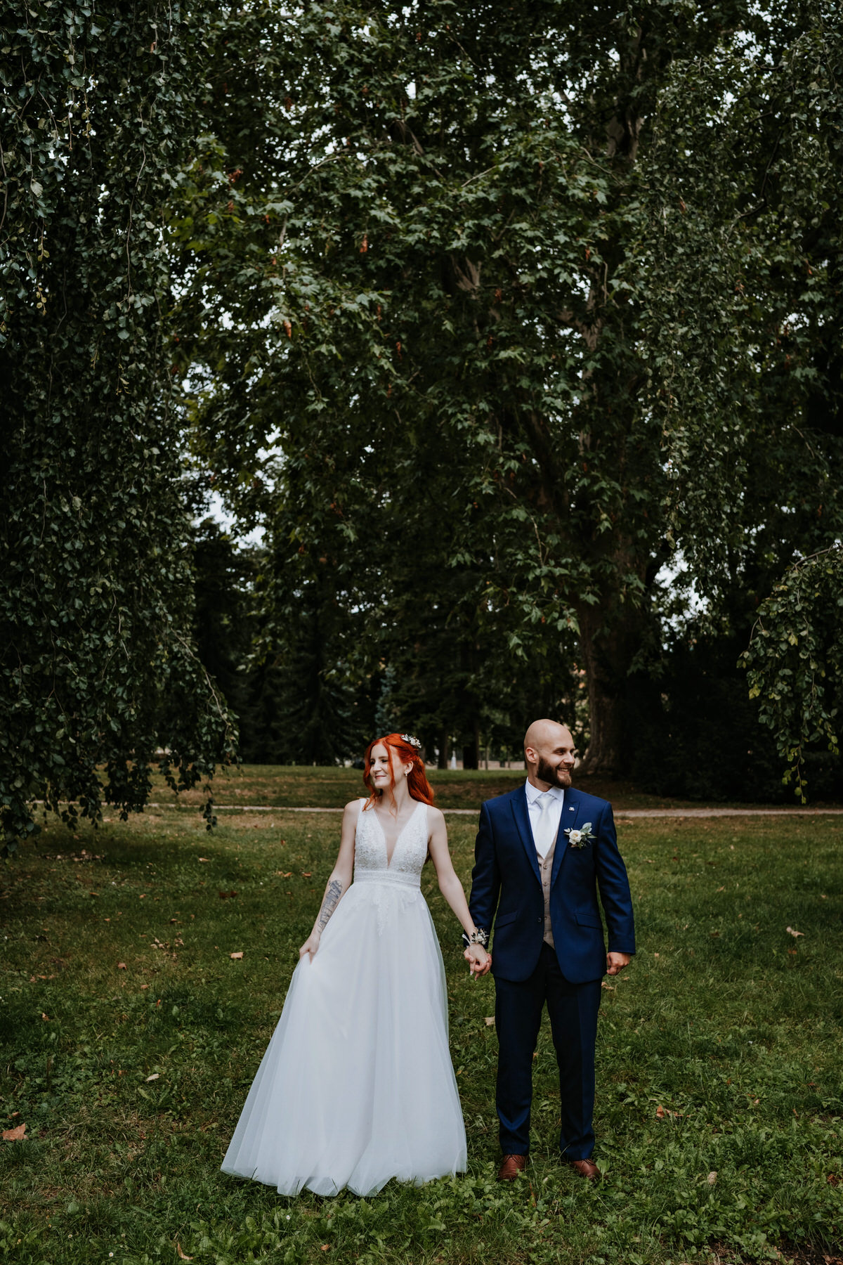 Newlywed photoshoot in a park in Hradec Králové.