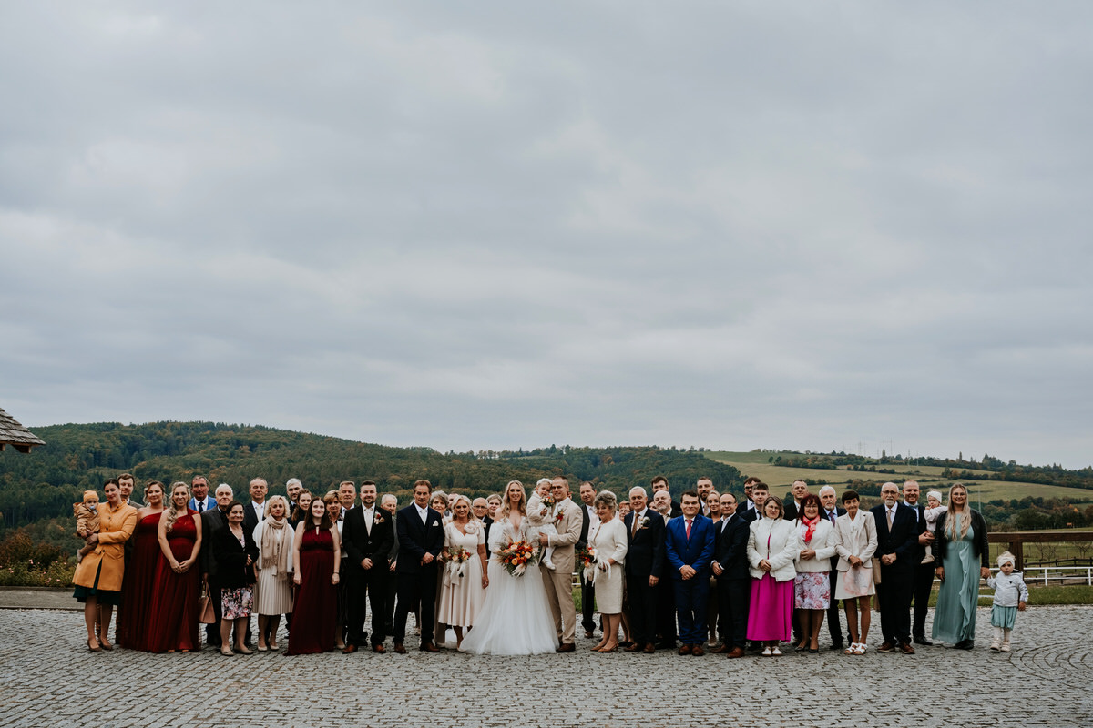 Skupinové foto všech svatebních hostů.