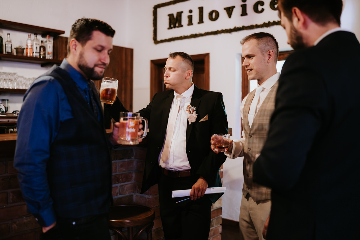 Momentka hostů ze svatebního večera.