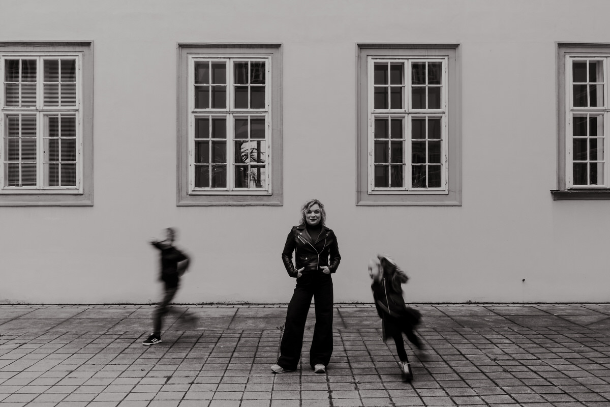 Nová Radnice Brno, máma se fotí spolu s dětmi.