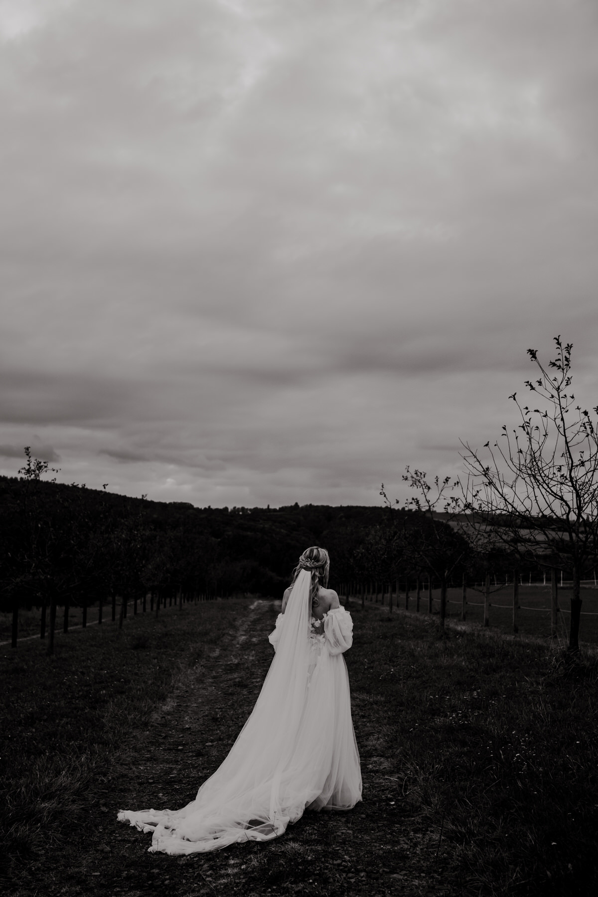 Černobílá fotografie nevěsty, ranč Milovice.