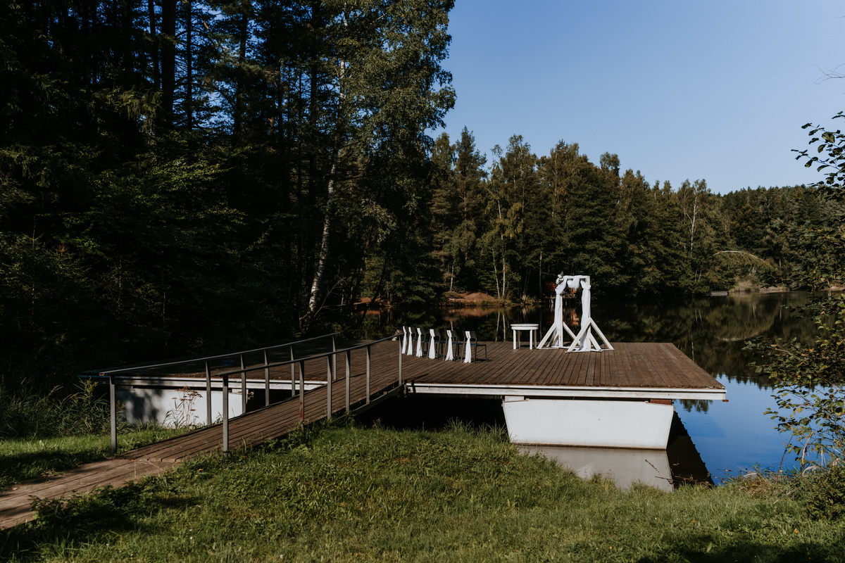 Hotel Kouty, venkovní svatební obřad na mole u rybníka.