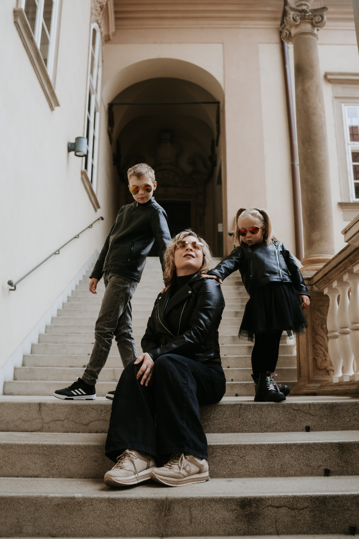 Máma s dětmi na schodech, rodinné focení Brno.