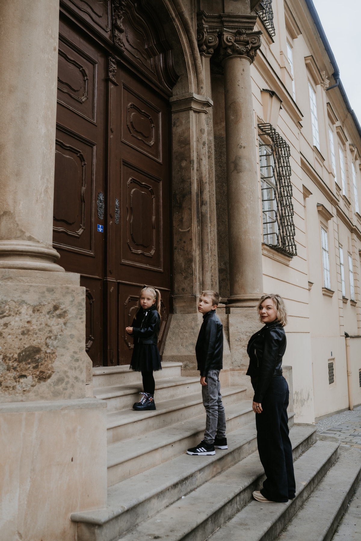 Rodinné focení Brno, rodina pózuje na schodech Nové Radnice.