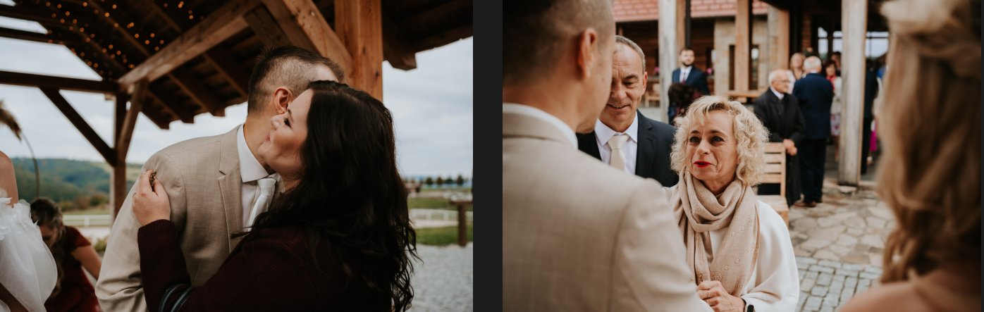 Svatební hosté gratulují novomanželům k jejich sňatku. 