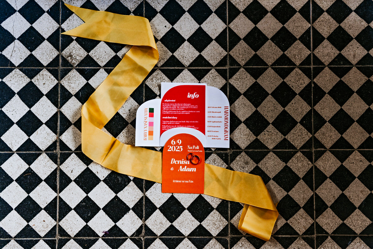 Ubytování NAPOLI, flatlay svatebního oznámení.