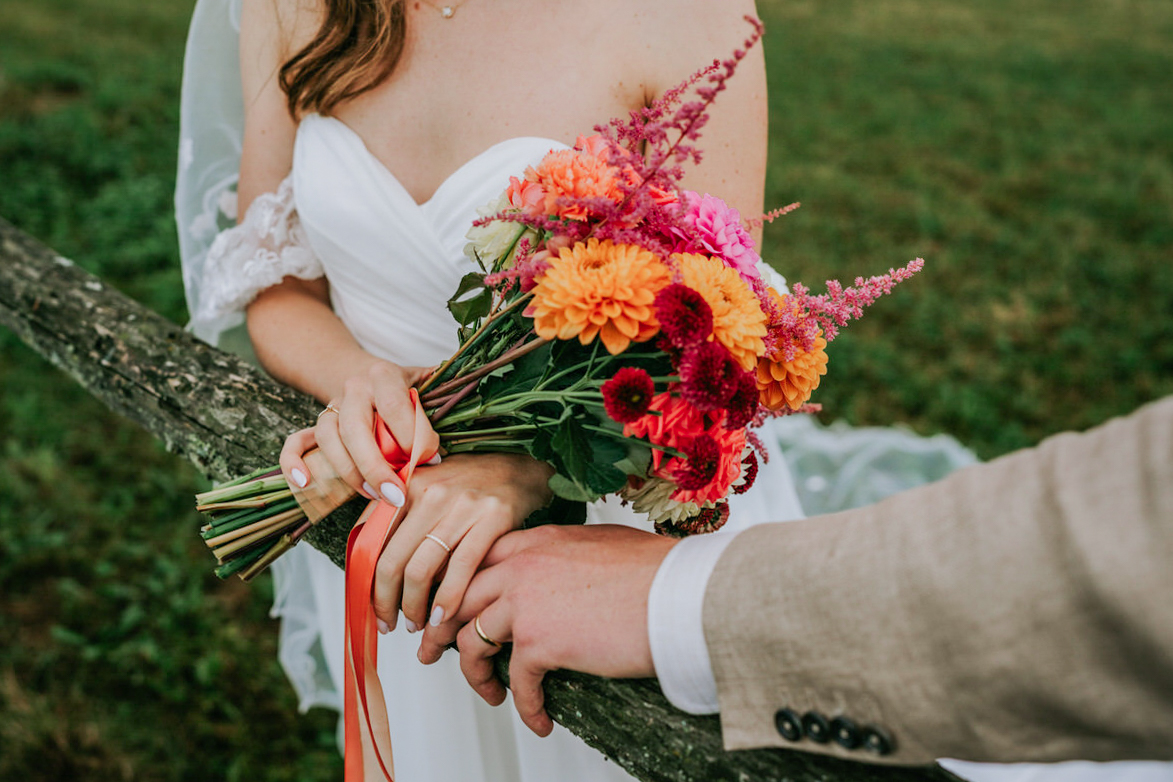 Detal snubních prstenů v ubytování NAPOLI, svatba Jeseníky.