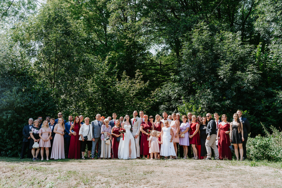 Skupinová fotografie všech svatebních hostů, bačalský mlýn.