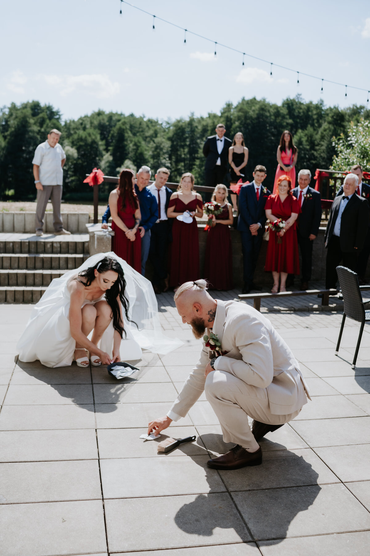 Svatební tradice rozbíjení talíře.