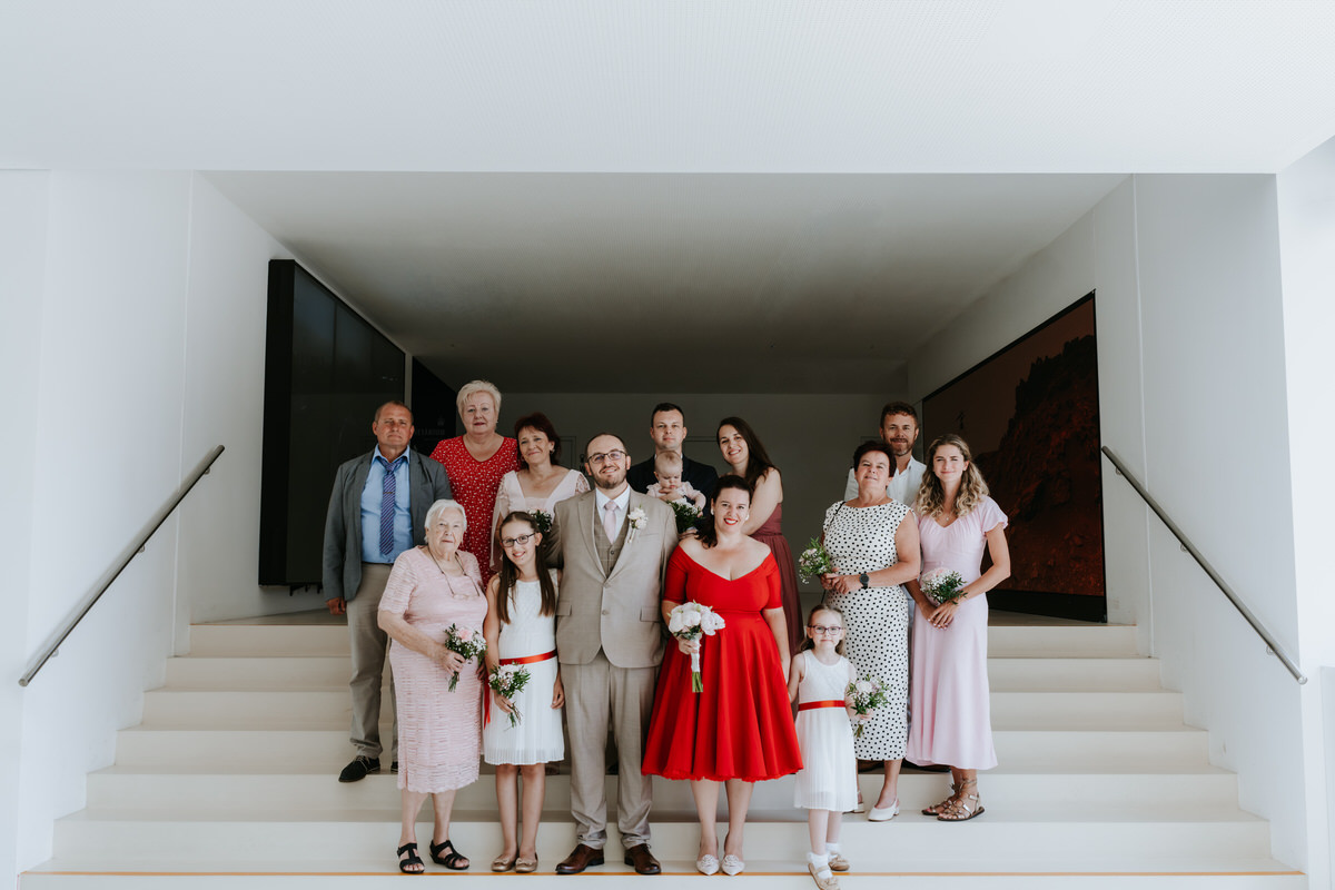 Skupinová fotografie všech svatebních hostů, mikrosvatba Brno.