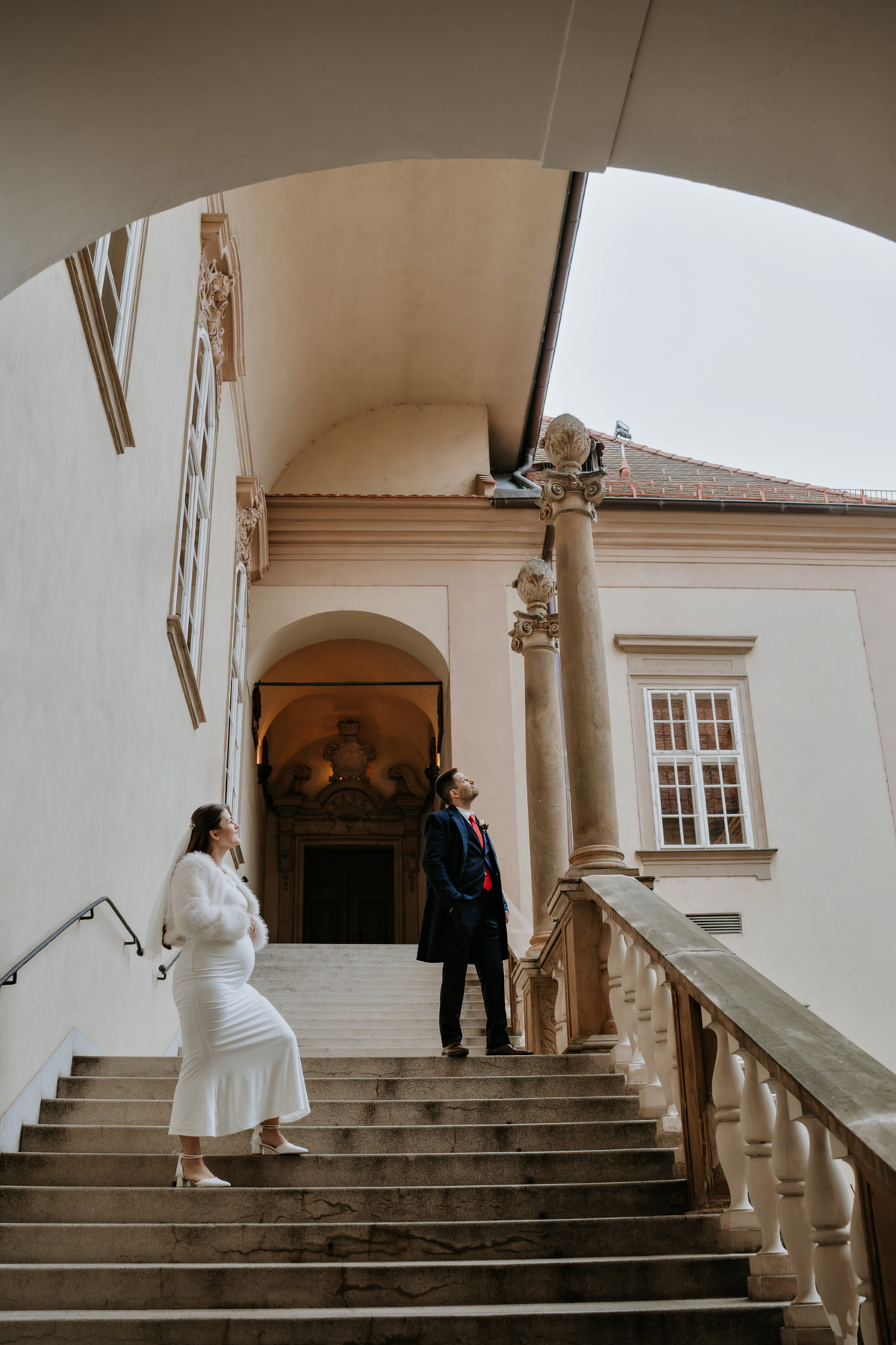 Novomanželé na schodech Nové radnice Brno.