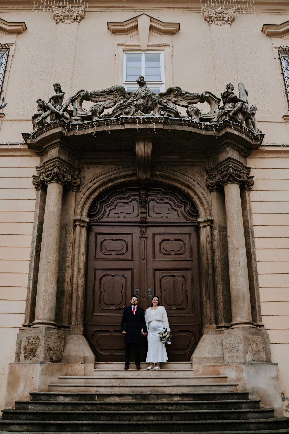 Nová radnice Brno, novomanželé pózují na schodech.