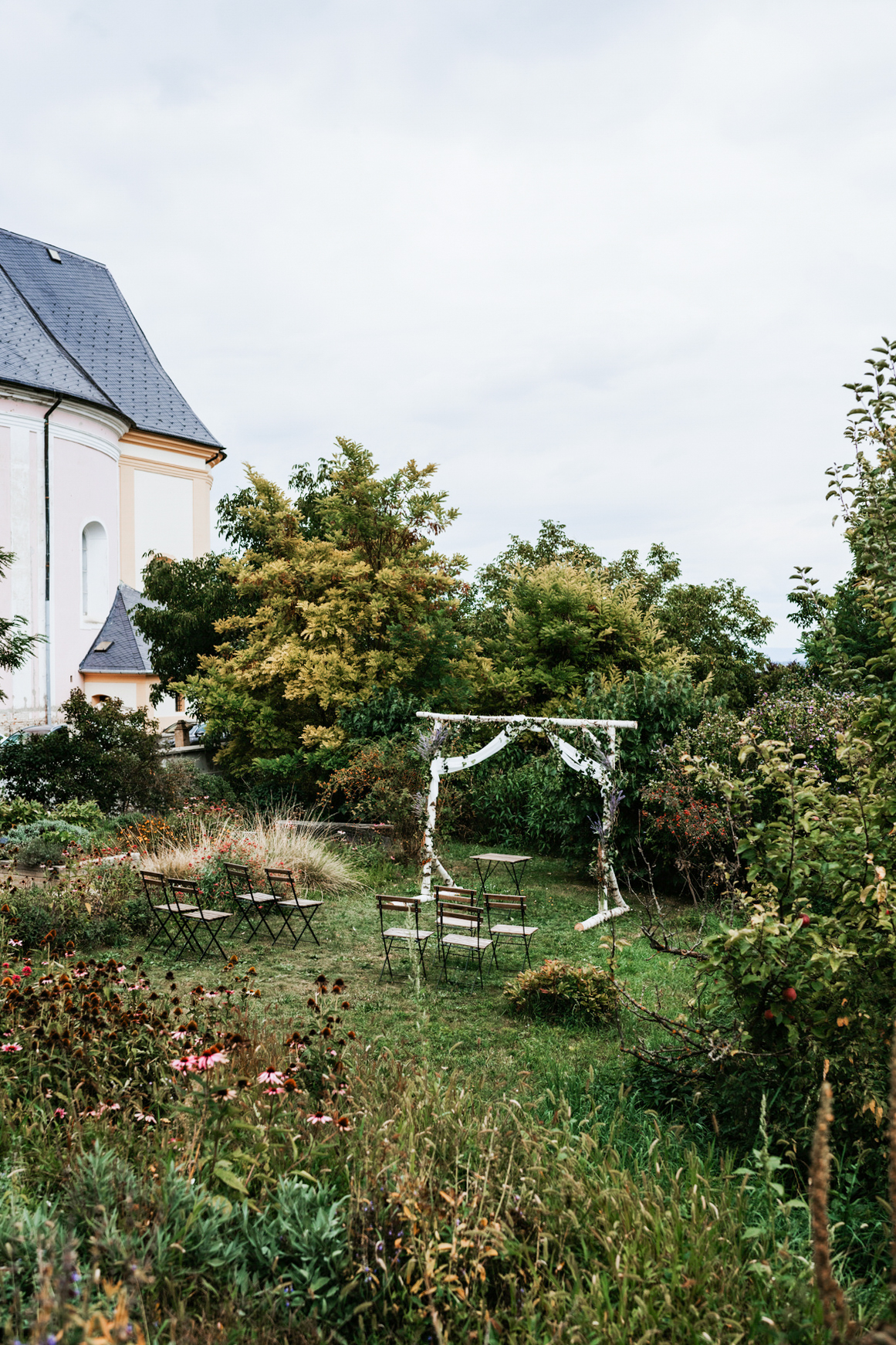 Venkovní svatební obřad v bylinkové zahradě na faře slatinice.