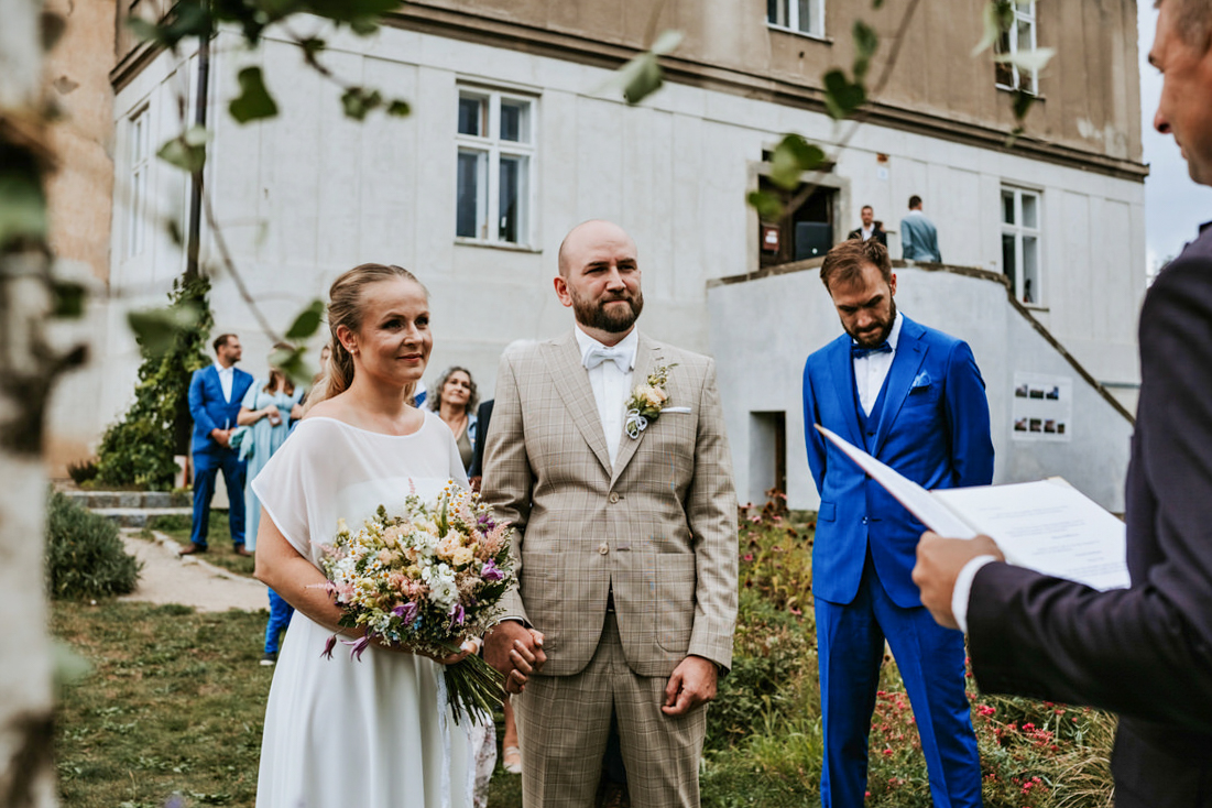 Nevěsta a ženich na faře slatinice, venkovní obřad v zahdě.