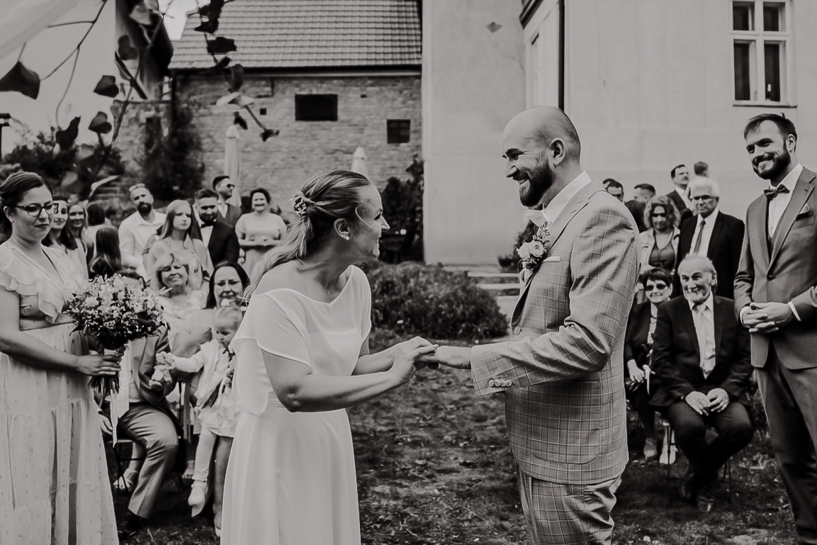 Snoubenci si vyměňují svoje snubní prsteny na faře slatinice.