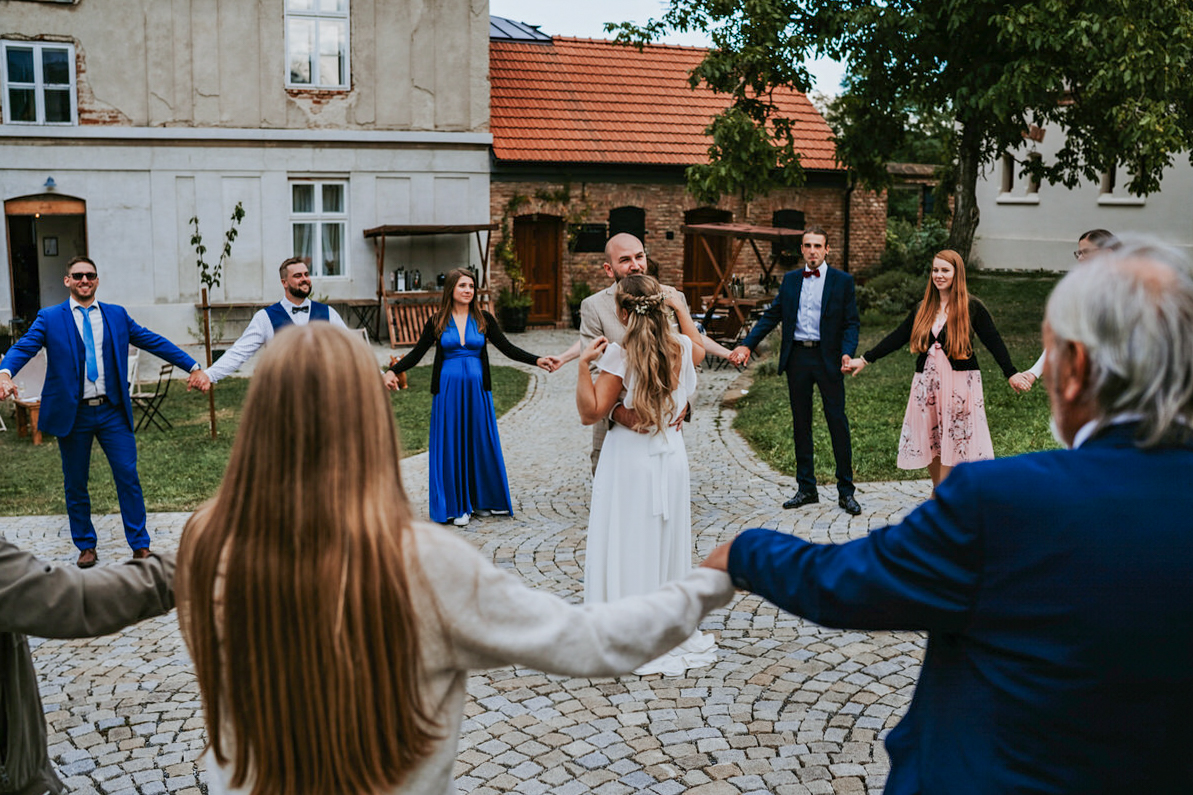 PRvní tanec novomanželů na faře slatinice.