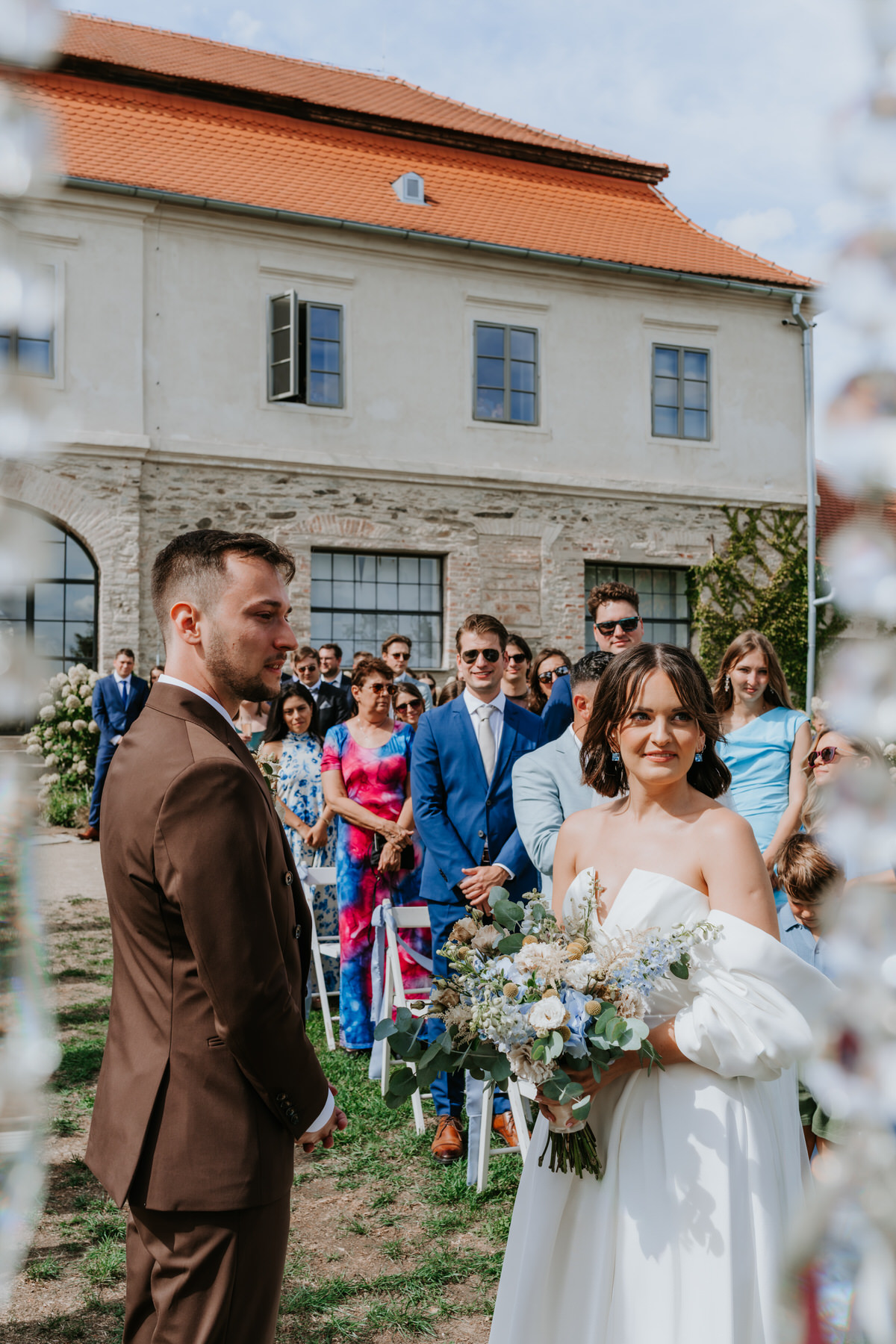 Kocanda Kravsko, venkovní obřad u fontány.