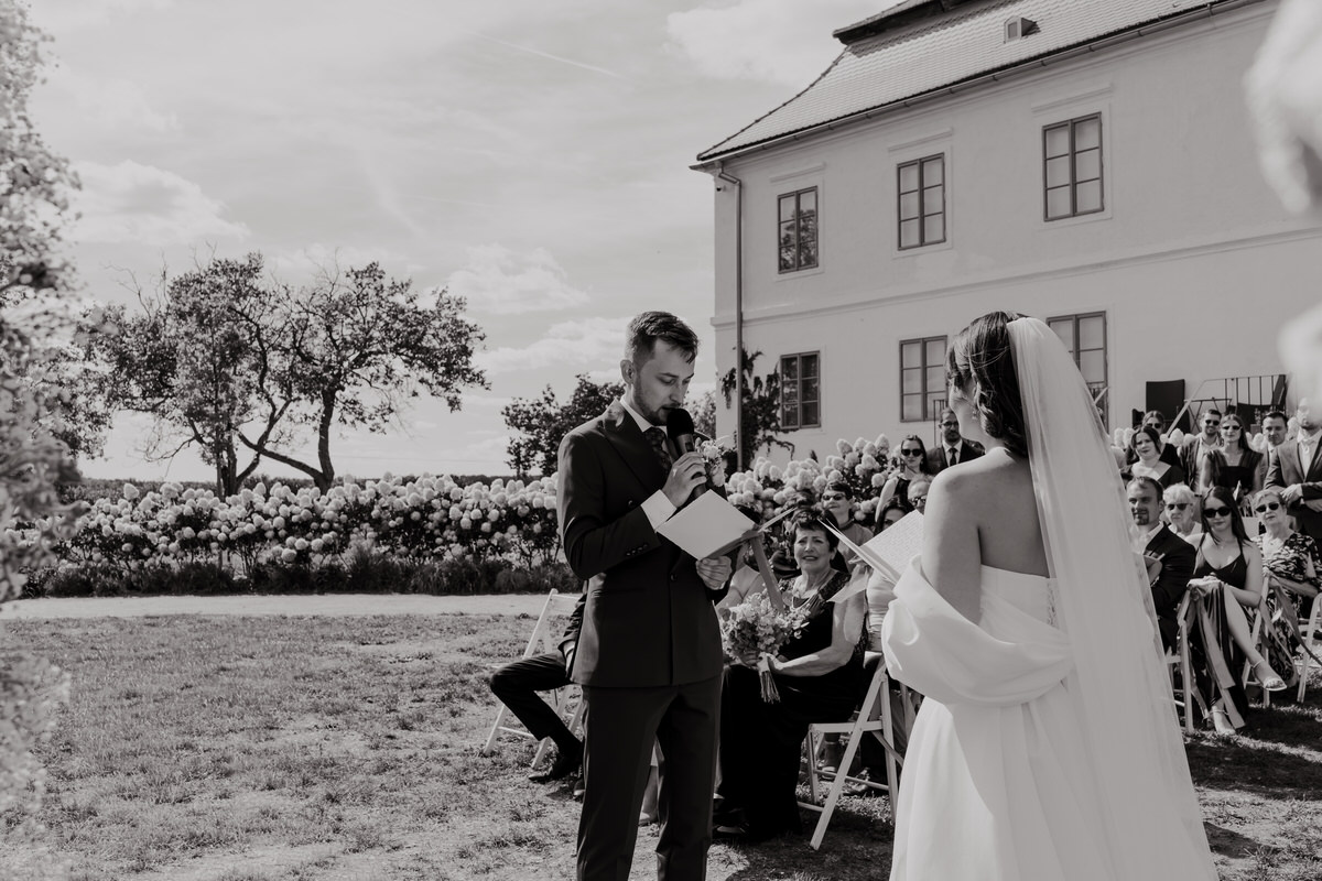 Černobílé foto svatebních slibů.