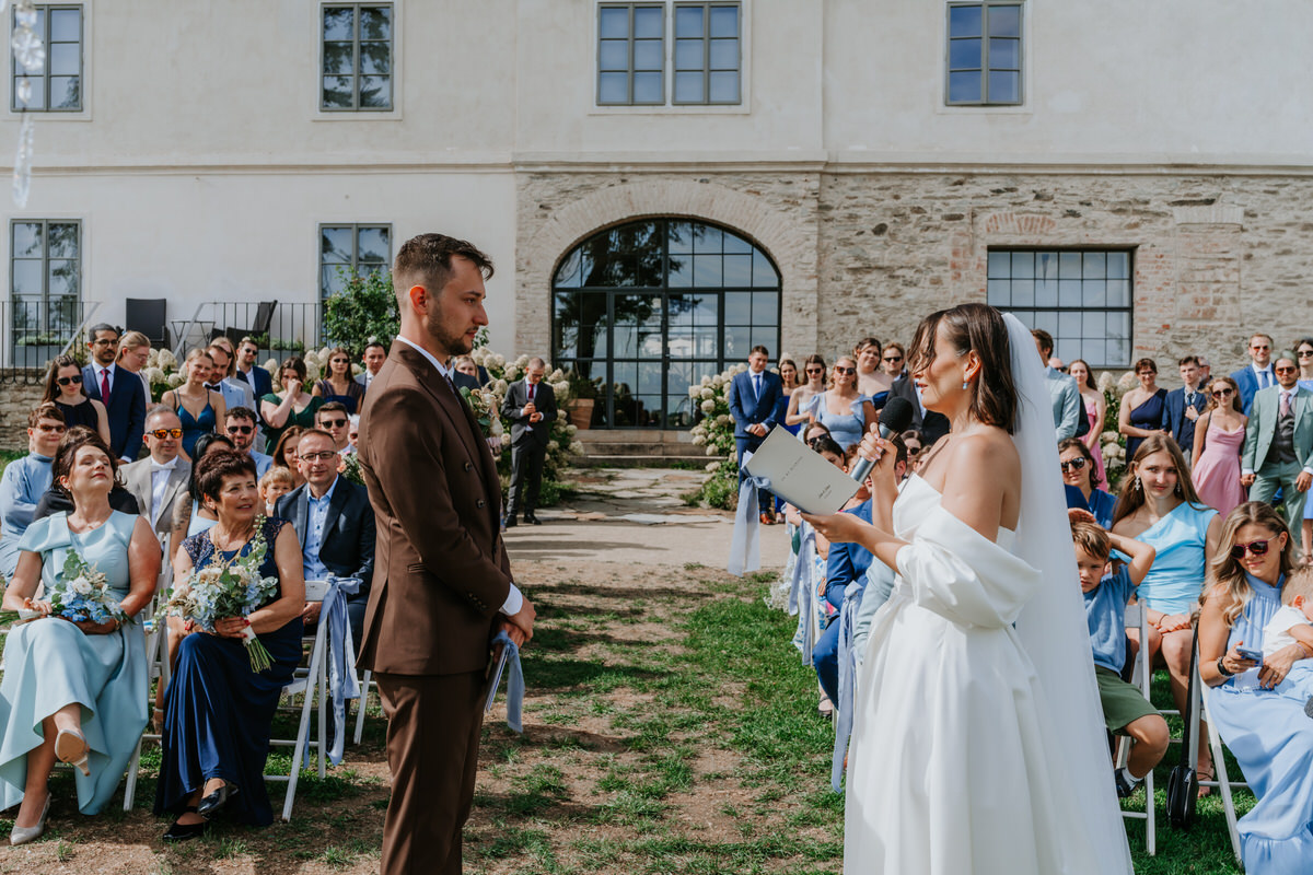 Snoubenci si říkají svoje svatební sliby v Kocanda Kravsko.