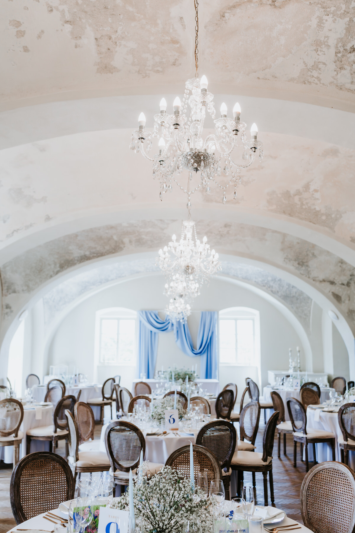 Barokní sál Kocanda Kravsko, elegantní svatební výzdoba.
