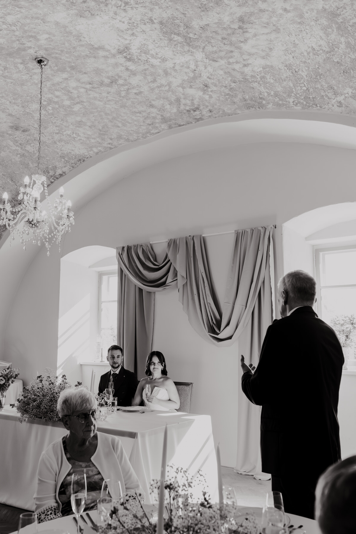 Hosté pronáší svatební přípitek v Kocanda Kravsko.