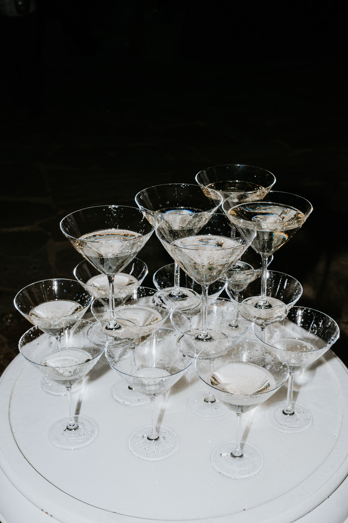 Champagne tower na mezinárodní svatbě v Kocanda Kravsko.